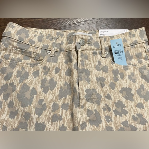 ⭐NWT⭐ < LOFT > Frayed High Rise Kick Crop Jeans - Picture 5 of 16